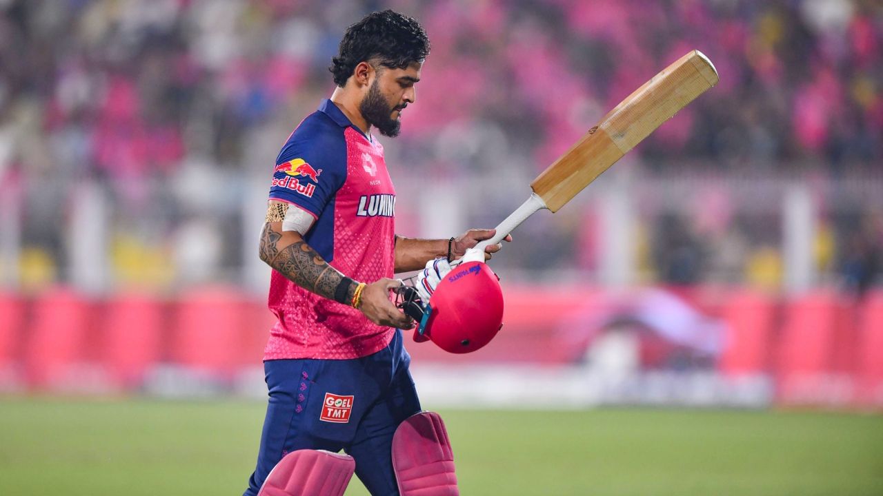 આ સિઝનમાં તેના પ્રદર્શનની વાત કરીએ તો, RCB સામેની મેચ પહેલા, તેણે 8 મેચની 8 ઈનિંગ્સમાં 30.28 ની સરેરાશથી 212 રન બનાવ્યા છે. આ સિઝનમાં રાજસ્થાન રોયલ્સનો કેપ્ટન રિયાન પરાગ હજુ સુધી એક પણ અડધી સદી પણ ફટકારી શક્યો નથી.