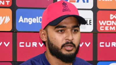 IPL 2025માં રાજસ્થાન રોયલ્સની હાલત ખૂબ જ ખરાબ છે. રોયલ ચેલેન્જર્સ બેંગ્લોર સામેની મેચ પહેલા, ટીમ 8 માંથી ફક્ત 2 જ મેચ જીતી શકી છે. પોઈન્ટ ટેબલમાં RR ટીમ આઠમાં સ્થાને છે. નિયમિત કેપ્ટન સંજુ સેમસન ઈજાના કારણે પ્લેઈંગ ઈલેવનમાંથી બહાર છે. આવી સ્થિતિમાં, રિયાન પરાગ ટીમનું નેતૃત્વ કરી રહ્યો છે, પરંતુ આ ખેલાડી પોતાના પ્રદર્શનથી તેના સાથી ખેલાડીઓનું મનોબળ ઘટાડી રહ્યો છે.