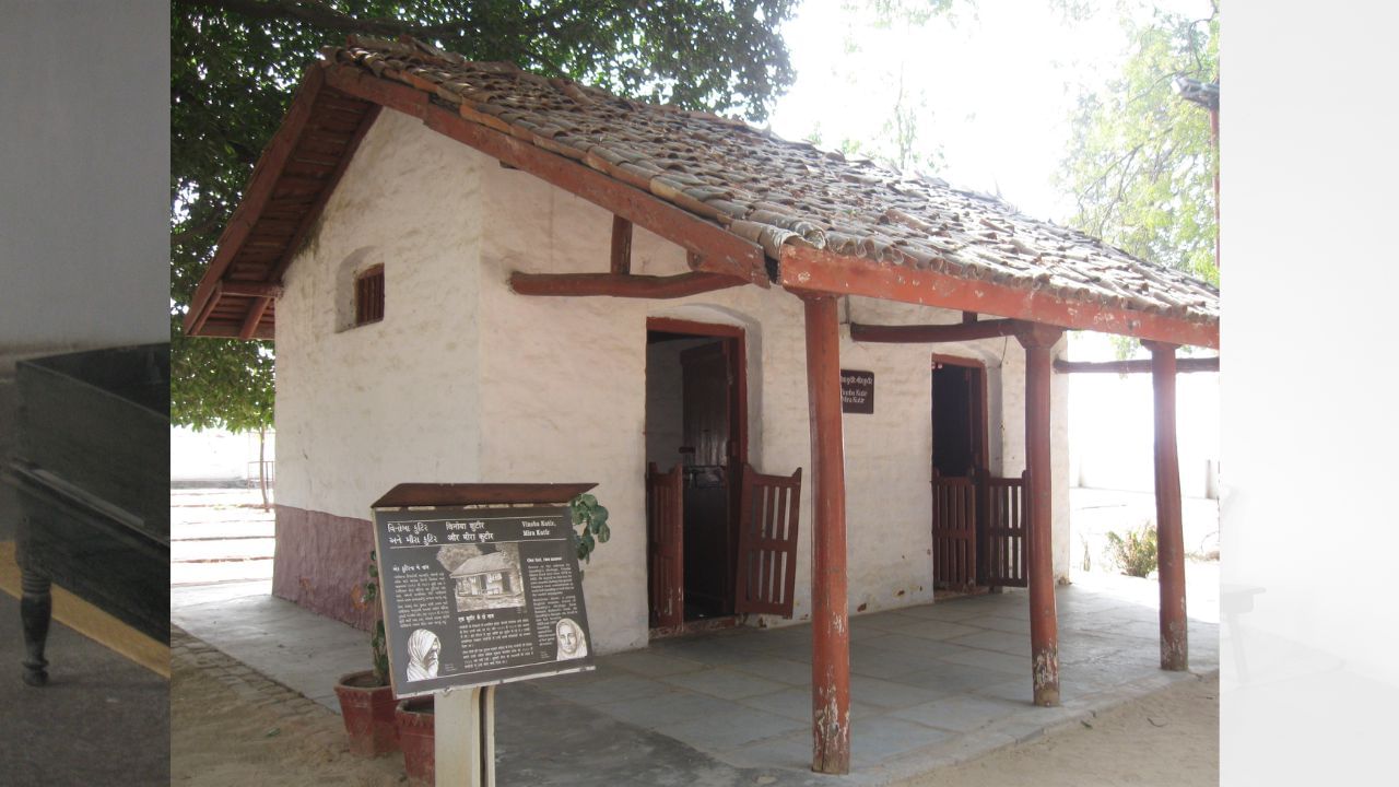 ગાંધીજીને  જમીનની જરૂર હતી જ્યાં તેઓ કૃષિ, પશુપાલન અને હસ્તકલા જેવી પ્રવૃત્તિઓ દ્વારા આત્મનિર્ભર જીવન જીવવાની પ્રેરણા આપી શકે. તેઓએ અમદાવાદ શહેરની નજીક સાબરમતી નદીના કિનારે આશ્રમ માટે જગ્યા પસંદ કરી. (Credits: - Wikipedia)