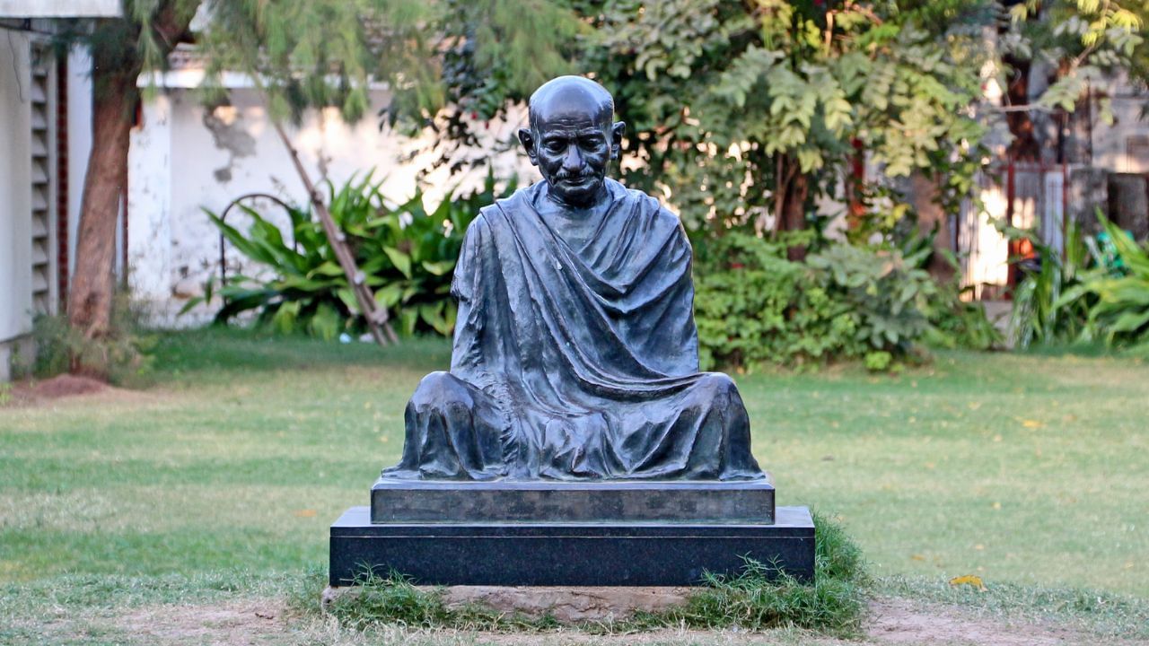  આશ્રમ 'સત્યાગ્રહ' (અહિંસાત્મક વિરોધ) ના માર્ગે ચાલીને સત્ય અને સ્વચ્છતાના આધારે જીવન જીવવાની પદ્ધતિ શિખવતો. ગાંધીજી માટે આ આશ્રમ એક આદર્શ જીવનશૈલી માટેનું પ્રયોગશાળાનું સ્થાન હતું. (Credits: - Wikipedia)