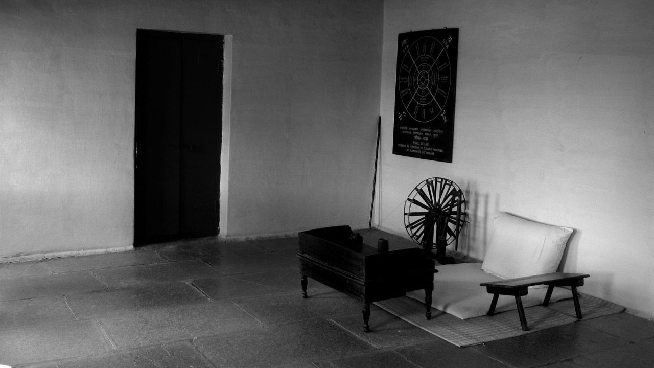 સાબરમતી આશ્રમ એ 1930માં મહાત્મા ગાંધી દ્વારા શરૂ કરાયેલી દાંડી કૂચ નું મુખ્ય કેન્દ્ર હતું. આ કૂચ 12 માર્ચ, 1930ના રોજ શરૂ થઈ હતી, જ્યાં ગાંધીજી અને તેમના અનુયાયીઓએ બ્રિટિશ સરકારના મીઠા કાયદાના વિરોધમાં 241 માઇલ દૂર દાંડી તરફ કૂચ કરી હતી.   (Credits: - Wikipedia)