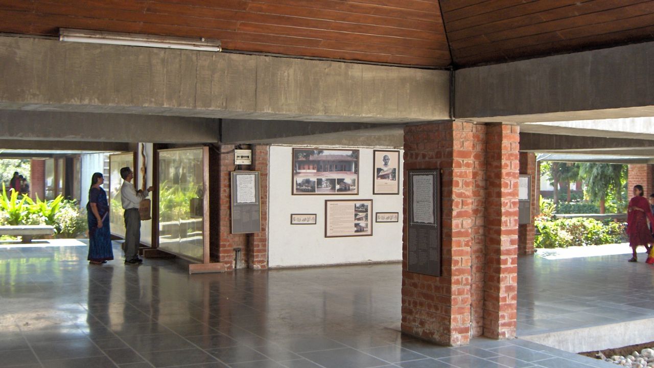 આશ્રમ આજે પણ એક સશક્ત સંદેશ આપે છે, સત્ય, અહિંસા અને સાદગી. રાષ્ટ્રીય અને આંતરરાષ્ટ્રીય સ્તરે લોકોએ સાબરમતી આશ્રમને ગાંધીવાદના કેન્દ્રસ્થાન તરીકે સ્વીકાર્યું છે. દર વર્ષે હજારો પ્રવાસીઓ અને વિઝિટર્સ આશ્રમની મુલાકાત લે છે.  ( આ માહિતી વિવિધ ઐતિહાસિક તથ્યો અને સંશોધનો પર આધારિત છે.  વિગતવાર માહિતી માટે, ઇતિહાસના પ્રમાણભૂત ગ્રંથો અને સંશોધનોનો અભ્યાસ કરવો ઉચિત રહેશે.)  (Credits: - Wikipedia)