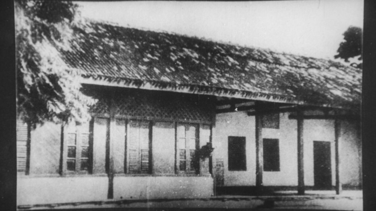 આ આશ્રમનું નામ નજીક વહેતી સાબરમતી નદી પરથી પડેલું છે. આશ્રમ સાબરમતી નદીના કિનારે આવેલું છે, અને તેથી તેને "સાબરમતી આશ્રમ" તરીકે ઓળખવામાં આવે છે. આ  વિસ્તાર પહેલા "સત્યાગ્રહ આશ્રમ" તરીકે ઓળખાતો હતો.(Credits: - Wikipedia)