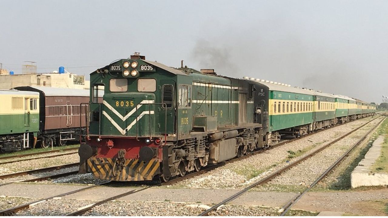 વર્તમાન સ્થિતિ 2025માં: ભારત અને પાકિસ્તાન વચ્ચે હાલમાં કોઈ સીધી પેસેન્જર ટ્રેન સેવા કાર્યરત નથી. સમજૌતા એક્સપ્રેસ અને થાર લિંક એક્સપ્રેસ 2019 પછી બંધ કરવામાં આવી છે. સુરક્ષા અને રાજદ્વારી પરિસ્થિતિઓને કારણે સમયાંતરે અન્ય ટ્રેન સેવાઓ પણ સ્થગિત અથવા રદ કરવામાં આવે છે.