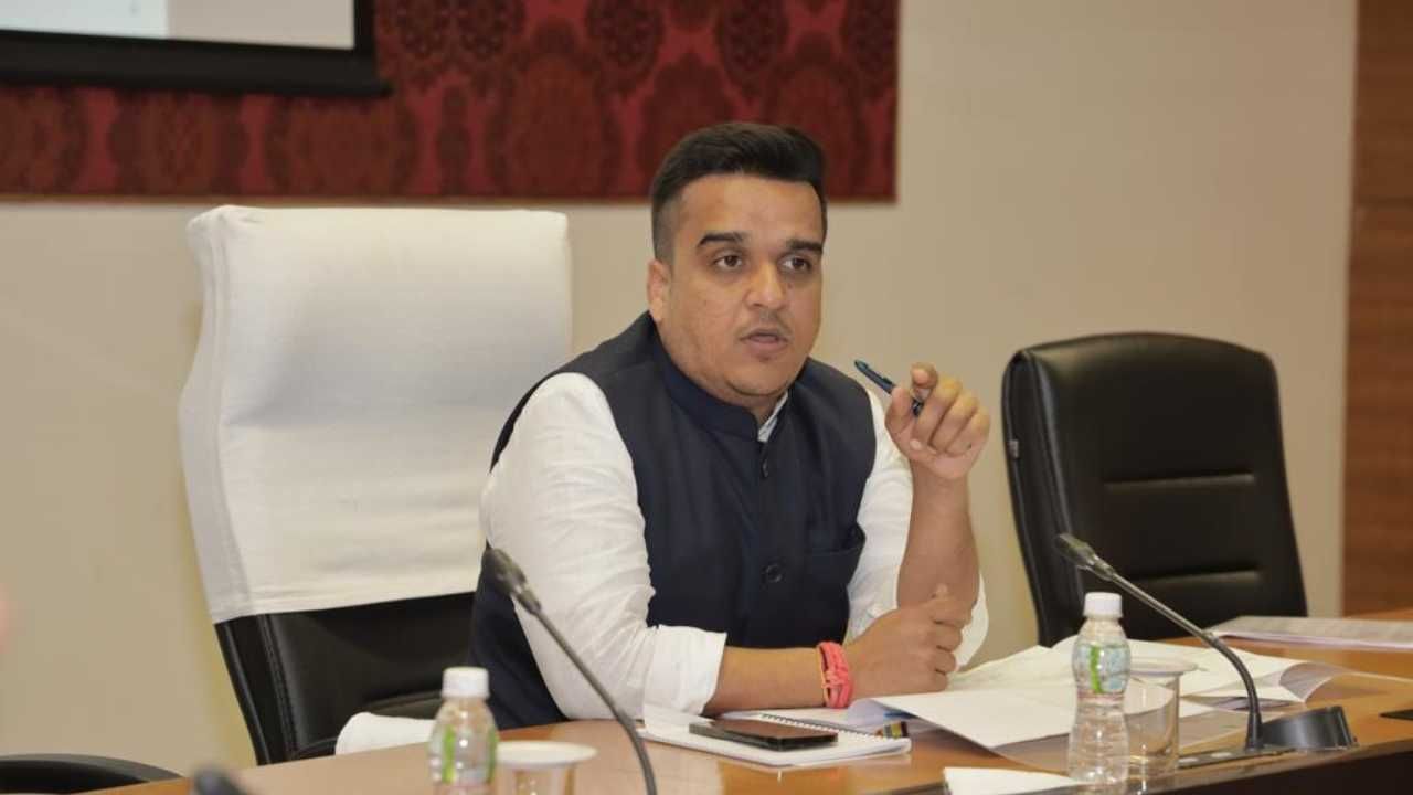 જ્યારે કોઈ વ્યક્તિ વારંવાર જૈન સંઘનું સંચાલન કરે છે, ત્યારે તેને સમાજમાં "સંઘવી" નામ આપવામાં આવતું હતું, જે પાછળથી તેના કુળની અટક બની હતી.