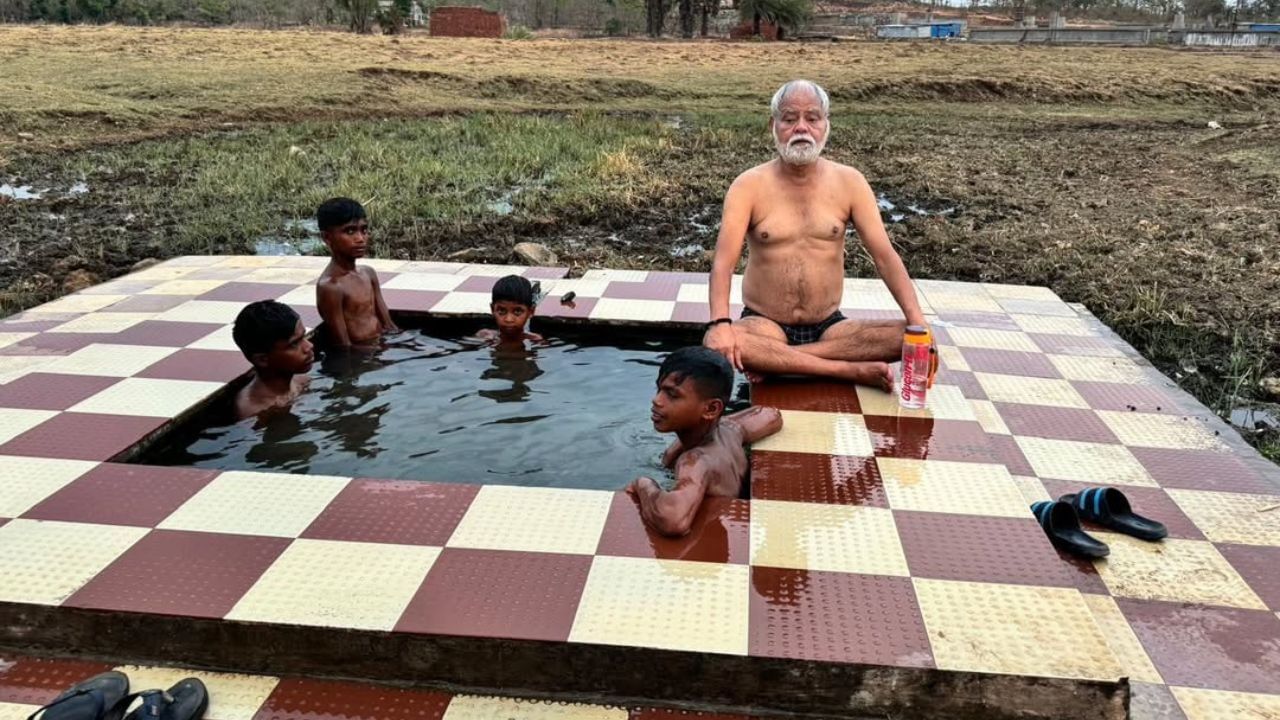 સંજય મિશ્રાનો જન્મ દરભંગા બિહારના નારાયણપુરના સાકરી સ્થિત મૈથિલ બ્રાહ્મણ પરિવારમાં દરભંગામાં થયો હતો. અભિનેતાના પિતા શંભુનાથ મિશ્રા પ્રેસ ઇન્ફર્મેશન બ્યુરોમાં કર્મચારી હતા અને તેમના દાદા-દાદી બંને ભારતીય સિવિલ સેવક હતા.