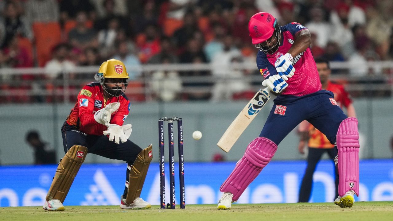 આ ટીમ લખનૌ સુપર જાયન્ટ્સ સામે 2 રને મેચ હારી ગઈ. દિલ્હી સામે સુપર ઓવર રમી અને રાજસ્થાન ત્યાં હારી ગયું. હવે જો આગામી મેચમાં સંજુ સેમસન નહીં હોય તો રાજસ્થાન રોયલ્સ પર હારનો ખતરો રહેશે. રસપ્રદ વાત એ છે કે RCB પણ આ સિઝનમાં ઘરઆંગણે એક પણ મેચ જીતી શક્યું નથી. (All Photo Credit : PTI)