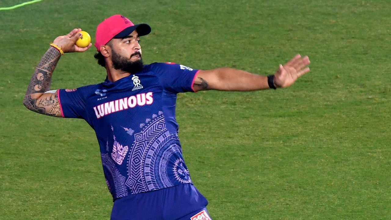 રાજસ્થાન રોયલ્સ ટીમ બેંગલુરુ પહોંચી ગઈ છે અને સંજુ સેમસન તેમની સાથે નથી. ટીમ મેનેજમેન્ટ સંજુ સેમસનની ઈજા પર નજર રાખી રહ્યું છે અને તે સંપૂર્ણ ફિટનેસ મેળવ્યા પછી જ ટીમમાં પાછો ફરશે. મતલબ કે, RCB સામેની મેચમાં પણ રિયાન પરાગ ટીમનું નેતૃત્વ કરશે.