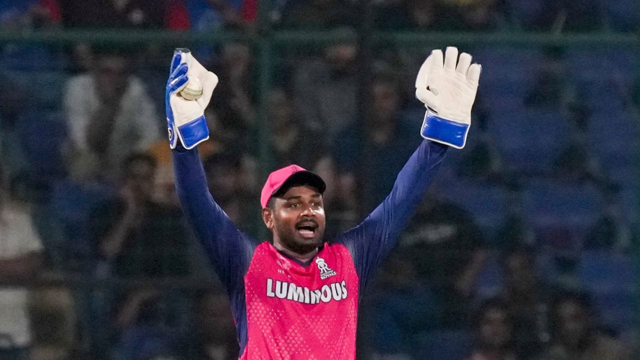 IPL 2025માં રાજસ્થાન રોયલ્સ ટીમ પહેલાથી જ ખરાબ હાલતમાં છે અને હવે આ ટીમને વધુ એક મોટો ઝટકો લાગ્યો છે. ટીમનો નિયમિત કેપ્ટન સંજુ સેમસન પણ RCB સામેની આગામી મેચમાંથી બહાર થઈ ગયો છે. 