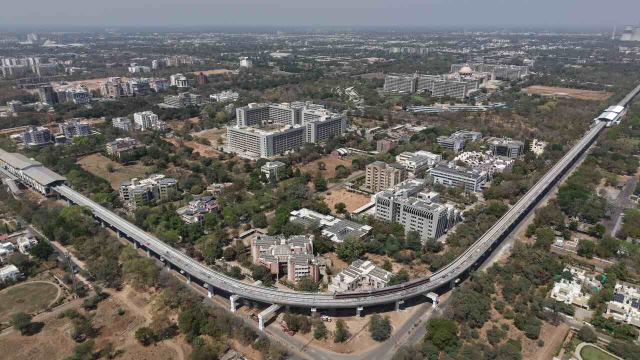 મેટ્રો સેવાનું આ વિસ્તરણ માત્ર મુસાફરીને સરળ જ નહીં બનાવે પરંતુ પર્યાવરણની જાળવણીમાં પણ મદદરૂપ થશે. હવે અમદાવાદ અને ગાંધીનગર વચ્ચેની મુસાફરી વધુ આરામદાયક અને ઝડપી બની છે.