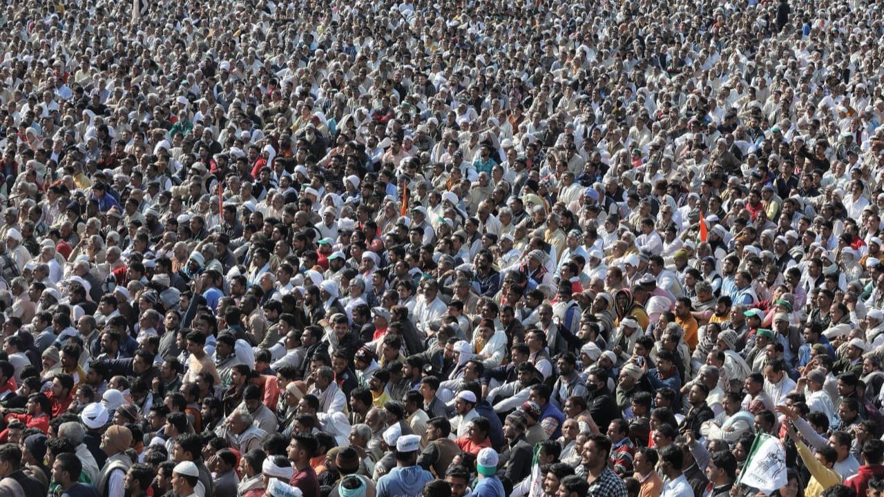 શાહ અટક એક માનનીય બિરુદ તરીકે આપવામાં આવે છે. જેમ કે "પીર શાહ", "સૈયદ શાહ" સહિતના સંતો, પીરોના નામ સાથે લખવામાં આવે છે.