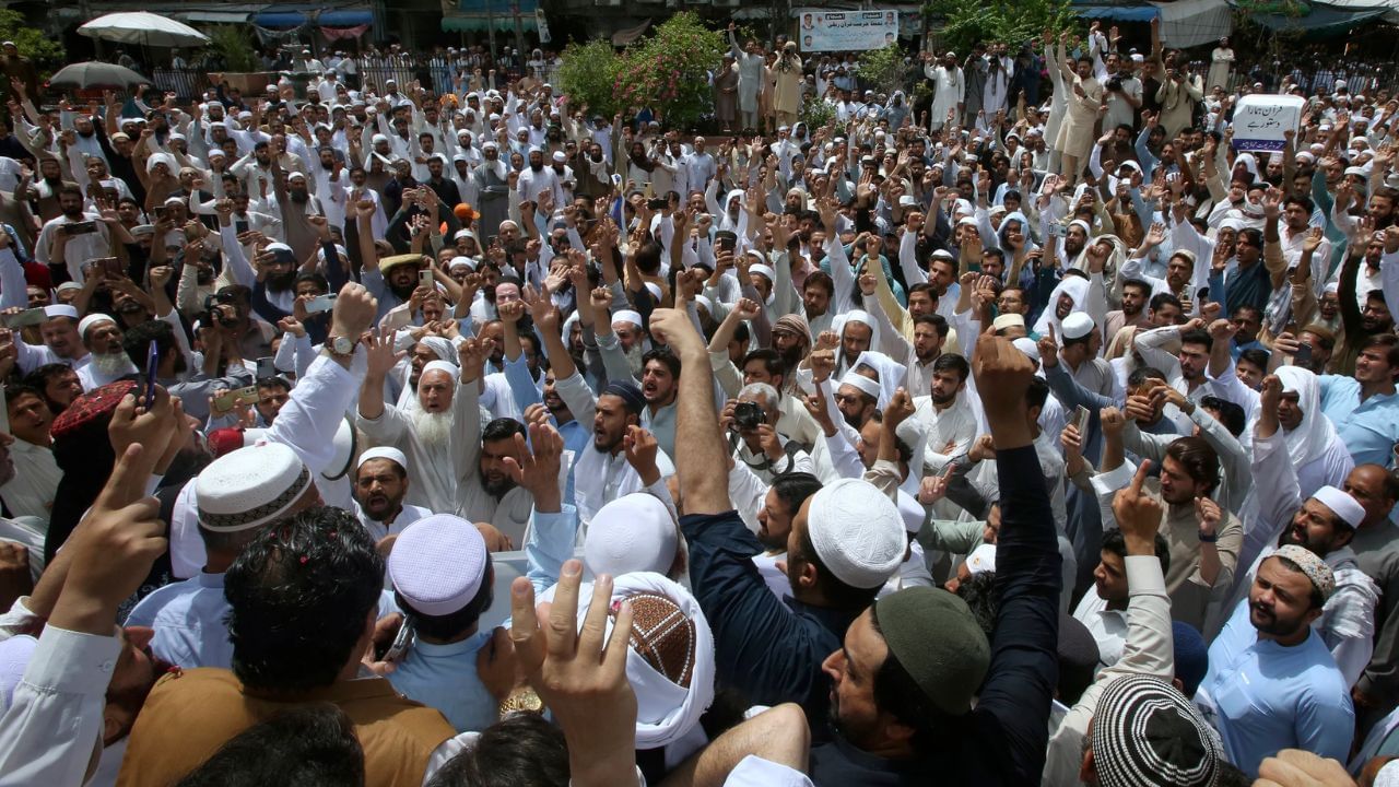 શાહ અટક ઘણીવાર ઈરાન, કાશ્મીર, મધ્ય એશિયા અથવા સૂફી પરંપરા સાથે જોડાયેલા પરિવારોમાં જોવા મળે છે. (નોધ :પબ્લિક ડોમેનમાં ઉપલબ્ધ માહિતી અનુસાર આ સ્ટોરી ફાઈલ કરવામાં આવી છે.)