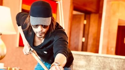  શાહરુખ ખાનને આજે કોઈ ઓળખ કે નામની જરુર નથી.તેના ચાહકો ભારતમાં નહી પરંતુ વિશ્વભરમાં છે. પોતાની એક્ટિંગથી અલગ ઓળખ બનાવનાર શાહરુખ ખાન આજે સૌથી મોટો સ્ટાર છે. શાહરુખ ખાનની ઘર બહાર તેને જોવા ચાહકોની ભીડ જામે છે. સોશિયલ મીડિયા પર તેના ચાહકો છે.