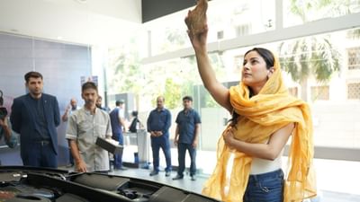   સિંગર અને અભિનેત્રી શહેનાઝ ગિલે આજે એક નવી મર્સિડિસ કાર ખરીદી છે. જેના ફોટો સોશિયલ મીડિયા પર શેર કર્યો છે. આ સાથે એક ઈમોશનલ પોસ્ટ પણ લખી છે. શહેનાઝની આ પોસ્ટ પર સેલિબ્રિટી અને ચાહકો શુભકામના આપી રહ્યા છે.