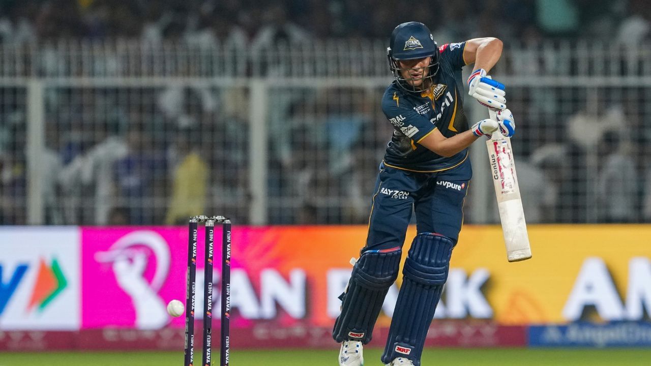 થયું એવું કે શુભમન ગિલ સદી તરફ ઝડપથી આગળ વધી રહ્યો હતો. આ દરમિયાન, વૈભવ અરોરાએ KKR તરફથી 18મી ઓવર ફેંકી. ઓવરના પાંચમા બોલ પર વૈભવે ફુલ ટોસ ફેંક્યો, પરંતુ ગિલ યોગ્ય સમય આપવામાં નિષ્ફળ ગયો અને રિંકુ સિંહે શાનદાર કેચ પકડી ગિલને આઉટ કર્યો.