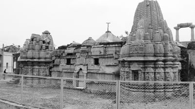 સિદ્ધપુરનું નામ ‘સિદ્ધરાજ જયસિંહ’ (સોલંકી વંશના મહાન રાજા) ના નામ પરથી પડ્યું હોવાનું માનવામાં આવે છે. સિદ્ધરાજ જયસિંહ (ઈ.સ. 1094-1143) એ અહીં સરસ્વતી નદીના કાંઠે ભવ્ય  શિવ મંદિર બંધાવ્યા હતા. કેટલાક ગ્રંથો અનુસાર, આ શહેરનું પ્રાચીન નામ "શ્રેષ્ઠપુર" હતું, જેનો અર્થ "શ્રેષ્ઠ લોકોનું નિવાસસ્થાન" થાય છે.  (Credits: - Wikipedia)