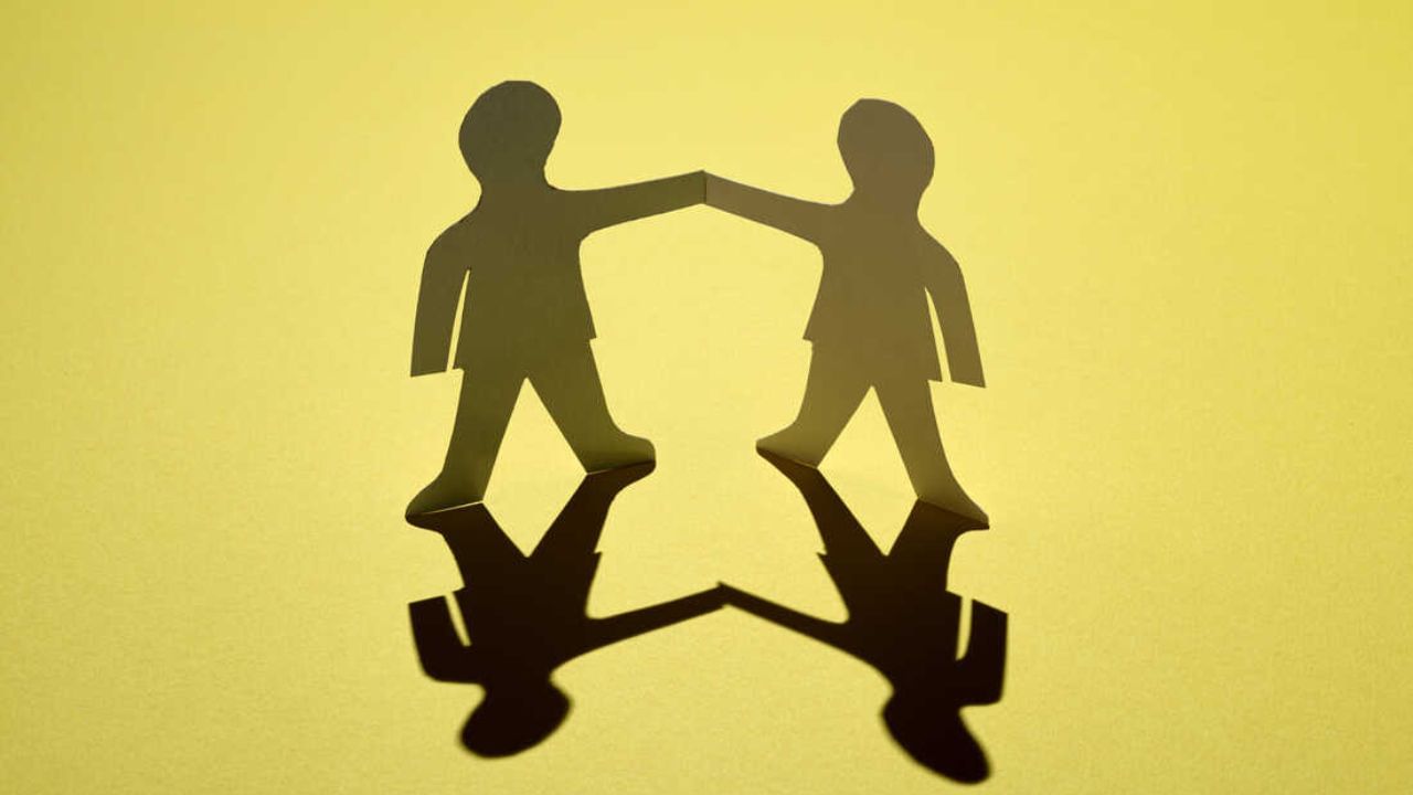 રિલેશનશિપ શું છે?: જ્યારે બે લોકો વચ્ચે ઊંડો પ્રેમ હોય છે, ત્યારે તેઓ સંબંધમાં આવે છે. એટલે કે બે વ્યક્તિઓ વચ્ચેના સંબંધને પ્રેમ કહેવાય છે. આ સંબંધમાં રહેલા લોકો એકબીજાને તેમના મિત્રો અને પરિવાર સાથે પરિચય કરાવવાનું પસંદ કરે છે. તેઓ એકબીજાનો પરિચય ગર્લફ્રેન્ડ અને બોયફ્રેન્ડ તરીકે કરાવે છે. આમાં બંને લોકો વચ્ચે પ્રેમ છે અને તેઓ ભવિષ્ય વિશે વાત કરવાનું પસંદ કરે છે.