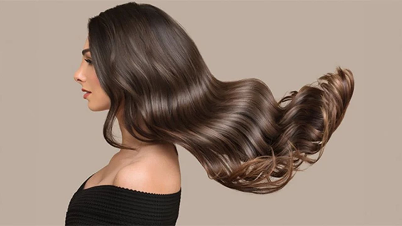 ટ્રેક્શન એલોપેસીયા: ટાઈટ હેરસ્ટાઈલ ઘણા તણાવનું કારણ બની શકે છે. આનાથી વાળ પાતળા થવાની અને વાળ ખરવાની સમસ્યા વધી શકે છે. ટ્રેક્શન એલોપેસીયા જેવા વાળ સંબંધિત રોગ થઈ શકે છે. વાળને ચુસ્ત રીતે બાંધવાથી વાળના કુદરતી વિકાસ પર ખૂબ જ નકારાત્મક અસર પડે છે. કારણ કે આના કારણે માથાની ચામડી અને તેના છિદ્રોમાં રક્ત પરિભ્રમણમાં ઘણી સમસ્યા થાય છે.