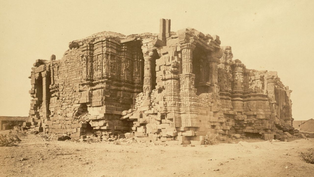 સોમનાથ મંદિર 12 જ્યોતિર્લિંગોમાં સૌથી પ્રથમ ગણાય છે. આ જ્યોતિર્લિંગ ભગવાન શિવના શક્તિસ્થળો માનું એક છે, જ્યાં તેમની ઉપાસના ખાસ રૂપે કરવામાં આવે છે. (Credits: - Wikipedia)