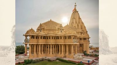 સોમનાથ એટલે "ચંદ્રનો સ્વામી" (સોમ = ચંદ્ર, નાથ = સ્વામી). ઐતિહાસિક કથાઓ મુજબ, ચંદ્રદેવે પ્રભુ શિવનું ધ્યાન કર્યું ને તપસ્યા કરીને તેમના અર્શીવાદ મેળવ્યા હતા. ભગવાન શિવ તેમના પર પ્રસન્ન થઈને અહીં અવતાર લીધો હતો અને એટલે તેમને "સોમનાથ" તરીકે ઓળખવામાં આવ્યા. (Credits: - Wikipedia)