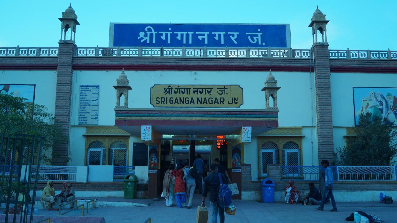 શ્રી ગંગાનગર શહેરનું નામ મહારાજા ગંગાસિંહજીના નામ પરથી પાડવામાં આવ્યું છે. મહારાજા ગંગાસિંહજી બીકાનેર રિયાસતના મહાન શાસક હતા, જેમણે 20મી સદીની શરૂઆતમાં રાજસ્થાનના પશ્ચિમ ભાગના વિકાસ માટે ઘણા મહત્વપૂર્ણ પગલાં લીધાં. (Credits: - Wikipedia)