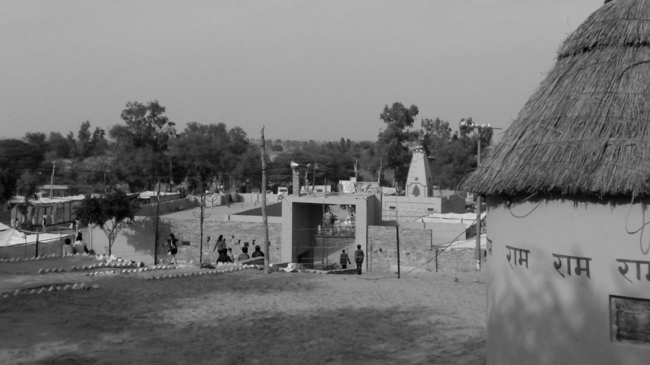 ગંગા નહેર બનાવનાર મહારાજા ગંગા સિંહના પ્રયાસોથી રણભૂમિને લીલા શહેરમાં પરિવર્તિત કરવામાં આવી હતી.તે પંજાબ અને હિમાચલ પ્રદેશથી આ પ્રદેશમાં વધારાનું પાણી વહન કરે છે, શ્રીગંગાનગર જિલ્લાને અન્નકૂટ પણ કહેવામાં આવે છે. રાજસ્થાનમાં સૌથી વધુ ઘઉંનું ઉત્પાદન ગંગાનગર હનુમાનગઢ જિલ્લામાં થાય છે. (Credits: - Wikipedia)