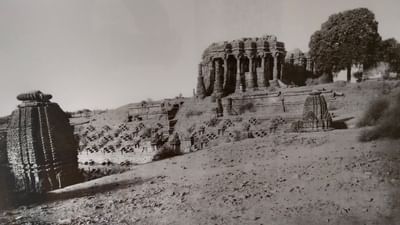 લોકમાન્યતાઓ પ્રમાણે, મંદિરનો વિસ્તાર પહેલા "મુન્દ્રરાજ" દ્વારા શાસિત હતો, અને પછી તેનું નામ મોઢેરા પડ્યું હશે. પણ મુખ્યત્વે મંદિરનું નામ તે ગામ પરથી પડ્યું છે "મોઢેરા".