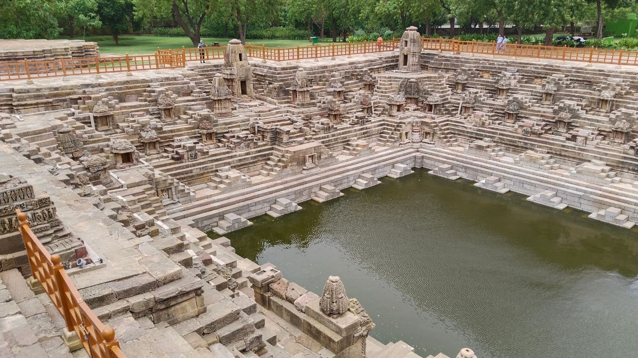 ગર્ભગૃહ જ્યાં સૂર્ય દેવની મૂર્તિ સ્થાપિત હતી. ગૂઢમંડપ, શ્રદ્ધાળુઓ માટે ઉપાસના સ્થળ. સૂર્યકુંડ જેને રામકુંડ પણ કહેવાય છે, જ્યાં શ્રદ્ધાળુઓ પવિત્ર સ્નાન કરતા પહેલા પૂજા માટે જતા.