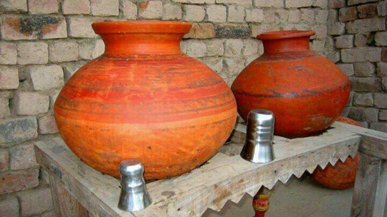 જો કોઈ કારણસર તમારે માટલું ભરવાનું થાય છે તો સવારે વહેલા ઉઠો ત્યારે તે માટલાને યોગ્ય રીતે સાફ કરવું જોઈએ. જેથી કરીને તેની ફરતે જે શેવાળ જેવો ચીકણો પદાર્થ જામતો હોય તે અટકી શકે.