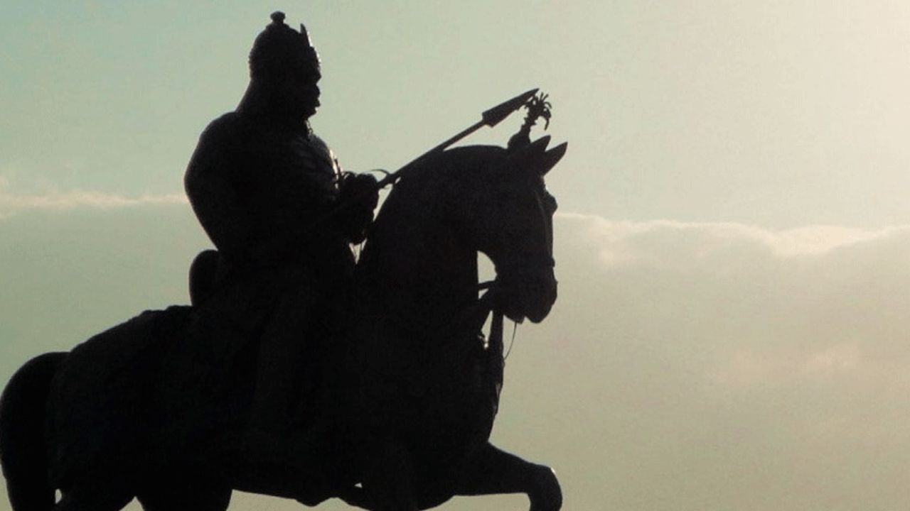 આ કુળ યુદ્ધ કળામાં કુશળ હતું અને મધ્યયુગીન કાળમાં ઘણા સંઘર્ષોમાં મહત્વપૂર્ણ ભૂમિકા ભજવી હતી. રાજા ભોજ જેવા શાસકોએ સાહિત્ય, કલા અને વિજ્ઞાનને પ્રોત્સાહન આપ્યું.