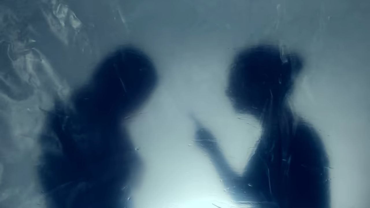 સ્વપ્નમાં મિત્ર કે નજીકના વ્યક્તિ સાથે લડવું: જો તમે સ્વપ્નમાં કોઈ મિત્ર સાથે ઝઘડો કરી રહ્યા છો તો આનો અર્થ એ થઈ શકે છે કે તમે ટૂંક સમયમાં કોઈ પ્રિય વ્યક્તિને ગુમાવશો. સ્વપ્નમાં કોઈ મિત્ર સાથે દલીલ કરવી એ સૂચવે છે કે તમે બિનજરૂરી રીતે તમારા પ્રિય વ્યક્તિથી દૂર થઈ રહ્યા છો.