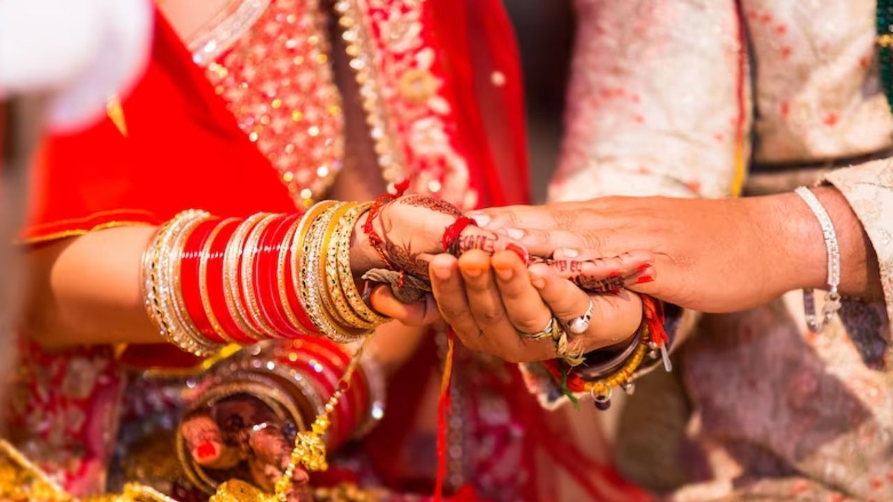 સ્વપ્નમાં લગ્ન જોવું: વાસ્તવિક જીવનમાં લગ્ન એક ખૂબ જ શુભ પ્રસંગ છે. પરંતુ જો તમે સ્વપ્નમાં કોઈના લગ્ન અથવા તમારા પોતાના લગ્ન જોઈ રહ્યા છો, તો તે ખૂબ જ અશુભ છે. સ્વપ્ન શાસ્ત્ર અનુસાર નજીકના ભવિષ્યમાં તમારે એક મોટી સમસ્યાનો સામનો કરવો પડી શકે છે, જે મૃત્યુ જેટલી પીડાદાયક હોઈ શકે છે. (Disclaimer - આ લેખમાં સમાવિષ્ટ કોઈપણ માહિતી/સામગ્રી/ગણતરીની ચોકસાઈ અથવા વિશ્વસનીયતાની ખાતરી આપવામાં આવતી નથી. આ માહિતી વિવિધ માધ્યમો/જ્યોતિષીઓ/ઉપદેશો/માન્યતાઓ/ધાર્મિક ગ્રંથોમાંથી એકત્રિત કરીને તમારા સુધી પહોંચાડવામાં આવી છે. અમારો ઉદ્દેશ્ય ફક્ત માહિતી પહોંચાડવાનો છે. વાંચકોએ તેને ફક્ત માહિતી તરીકે જ માનવી જોઈએ. આ ઉપરાંત તેના કોઈપણ ઉપયોગ માટે વાંચકો પોતે જવાબદાર રહેશે.)(All Image Symbolic)

