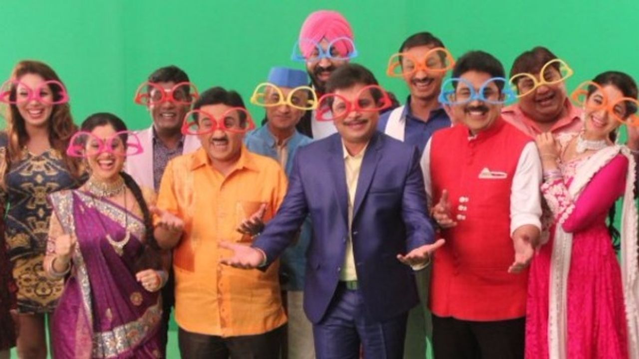દયાબેનના પ્રખ્યાત ગરબાએ વર્ષો સુધી દર્શકોને મંત્રમુગ્ધ રાખ્યા અને દિશા વાકાણીના પાત્રમાં વધુ ઊંડાણ ઉમેર્યું. પરંતુ શું તમે જાણો છો કે નિર્માતાઓએ શા માટે અને ક્યારે તેના પાત્રમાં ગરબાનો સમાવેશ કરવાનું નક્કી કર્યું? અસિત મોદીએ ખુલાસો કર્યો, "પહેલા એપિસોડ દરમિયાન, અમે એપિસોડમાં ગરબા ઉમેરવાનું વિચાર્યું જ્યારે બાપુજી સુંઘે છે, તેમના કમર કડક થઈ જાય છે, ત્યારે અમે ગરબાનો ઉપયોગ કરીને તેમની કડકતા દૂર કરવાનો પ્રયાસ કર્યો. આ રીતે ગરબા કરવાનો ક્રેઝ શરૂ થયો. દયા ભાભીની ગરબા કરવાની શૈલી તેણીની ઇમ્પ્રુવાઇઝેશન હતી. શૂટિંગ દરમિયાન, અમે બધા સ્ક્રિપ્ટમાં લખેલી વાતને આગલા સ્તર પર લઈ જવાનો પ્રયાસ કરીએ છીએ."