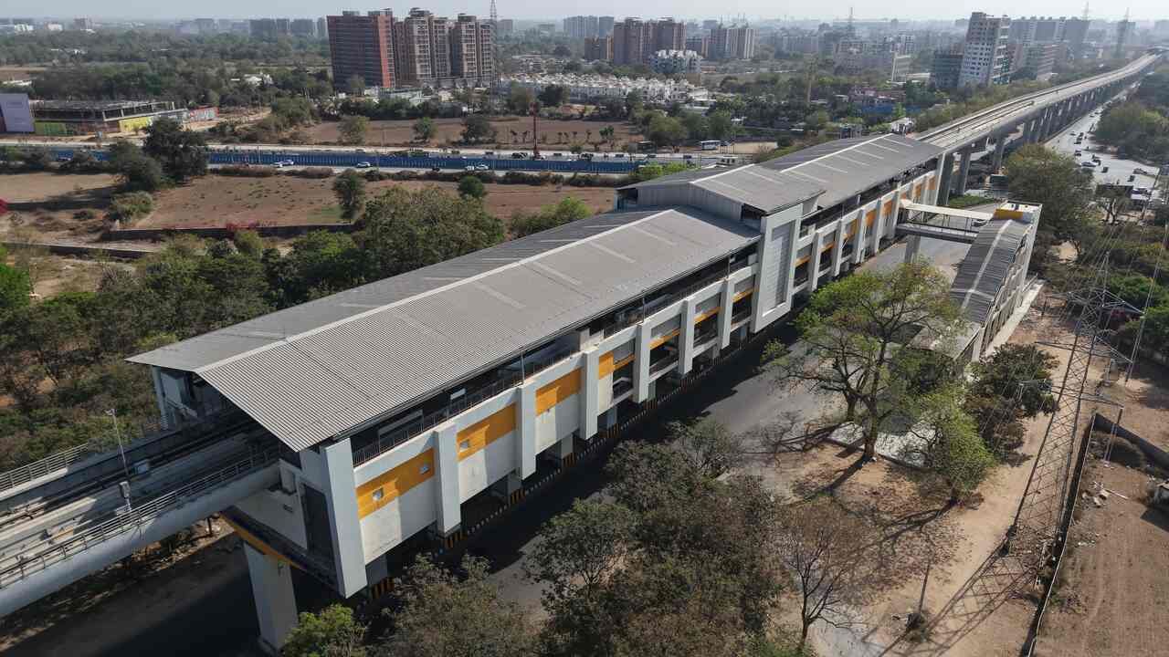 અમદાવાદ અને ગાંધીનગર વચ્ચે દોડતી મેટ્રો ટ્રેન સેવાને, આગામી દિવસોમાં અક્ષરધામથી લઈને મહાત્મા મંદિરને જોડી દેવાશે