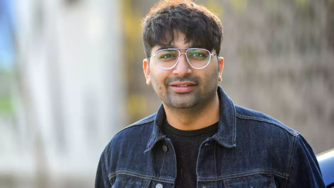 ઠાકુર શબ્દનો સંસ્કૃત અર્થ સ્વામી અથવા માલિક થાય છે. જ્યારે કેટલાક લોકો ઠાકર અટકનું ઠાકોર શબ્દ પણ બનાવે છે. જેઓ રાજપૂત અને ક્ષત્રિય કુળો સાથે સંકળાયેલ છે.