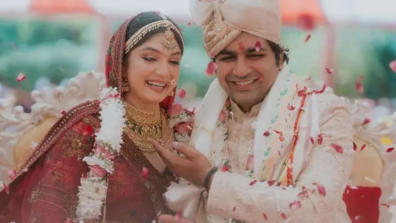 ઠાકર અટકમાં વેપારી સમુદાય સાથે સંકળાયેલ છે. મહારાષ્ટ્ર અને રાજસ્થાનમાં જોવા મળતા ઠાકર રાજપૂત અને બ્રાહ્મણ કુળો સાથે સંબંધિત હોઈ શકે છે.