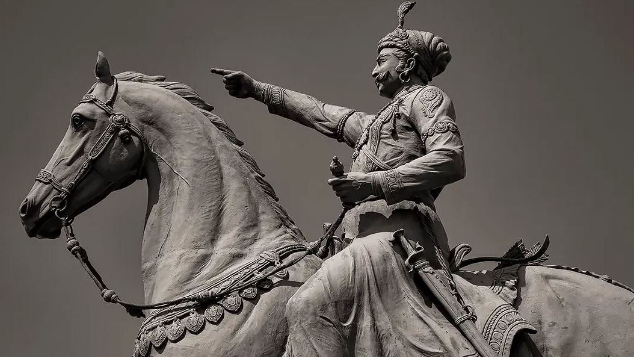 ઠાકર શબ્દનો મૂળ ઠાકુર સાથે સંબંધિત છે. જેનો ઉપયોગ પ્રાચીન ભારતમાં શાસકો, યોદ્ધાઓ અને જમીનમાલિકો માટે થતો હતો.