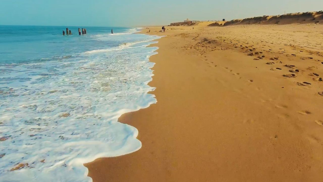 આમ તો માધવપુર શ્રી કૃષ્ણ અને રુક્મિણીનો વિવાહ પ્રસંગ માટે ફેમસ છે. પરંતુ માધવપુર બીચ ફરવા માટે પણ બેસ્ટ અને શાંત સ્થળ છે.અહી મોટી સંખ્યામાં લોકો પ્રી વેડિંગ ફોટોશૂટ માટે પણ આવતા હોય છે.