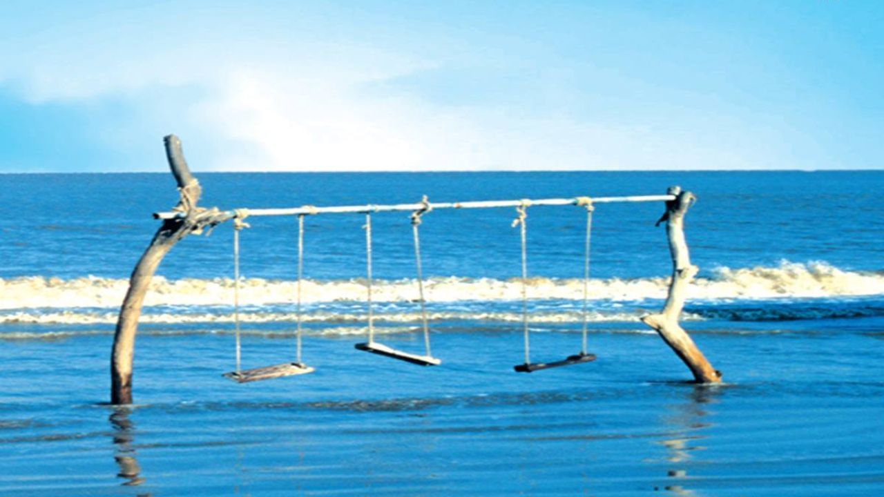 અમદાવાદથી અંદાજે 439 કિલોમીટર દુર સ્થિત દ્વારકાને ભગવાન કૃષ્ણની નગરી કહેવામાં આવે છે. અહી મોટી સંખ્યામાં ભક્તો દ્વારકાધીશના દર્શન કરવા માટે આવતા હોય છે. તમે પણ પરિવાર સાથે દ્વારાકધીશ મંદિરની સાથે બીચ પર જવાનો પ્લાન બનાવી શકો છે. દ્વારકાથી ખુબ નજીક શિવરાજ પુર બીચ આવેલ છે.