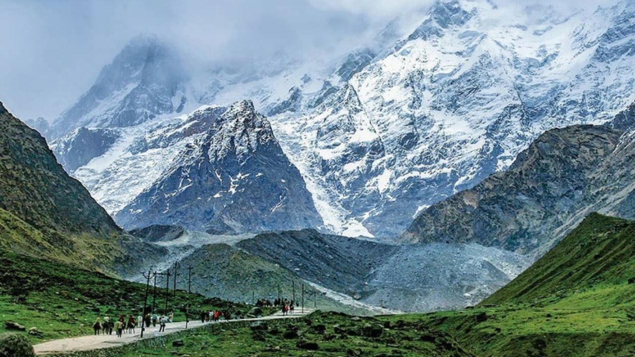 ગુપ્તકાશીમાં ગૌરીકુંડ કેદારનાથ યાત્રા શરુ થતાં પહેલા શરુઆતના પોઈન્ટ માટે ફેમસ છે. આ મંદાકિની નદીના કિનારે આવેલું છે. તેમજ આધ્યાત્મિકતા અને મોક્ષનો પેવશ દ્વાર પણ માનવામાં આવે છે. ગૌરીકુંડ મંદિર અને ગૌરી ઝીલ ખુબ ફેમસ છે.