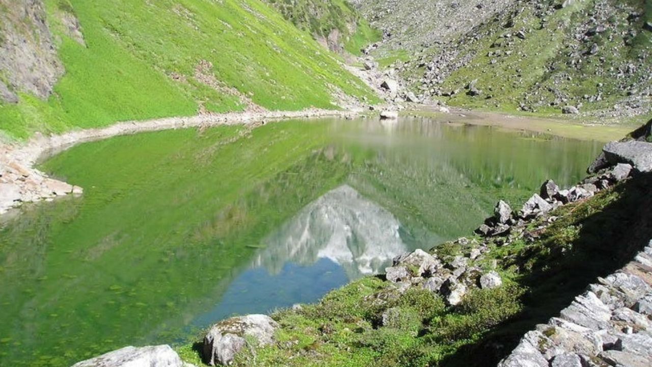 ઉત્તરાખંડમાં કેદારનાથ મંદિરથી અંદાજે 3 કિલોમીટર દર ચોરાબરી ઝીલ એક અનોખું ઝીલ છે. જેને ગાંધી તાલના નામથી પણ ઓળખવામાં આવે છે. અહી દુર દુરથી પર્યટકો આવે છે.