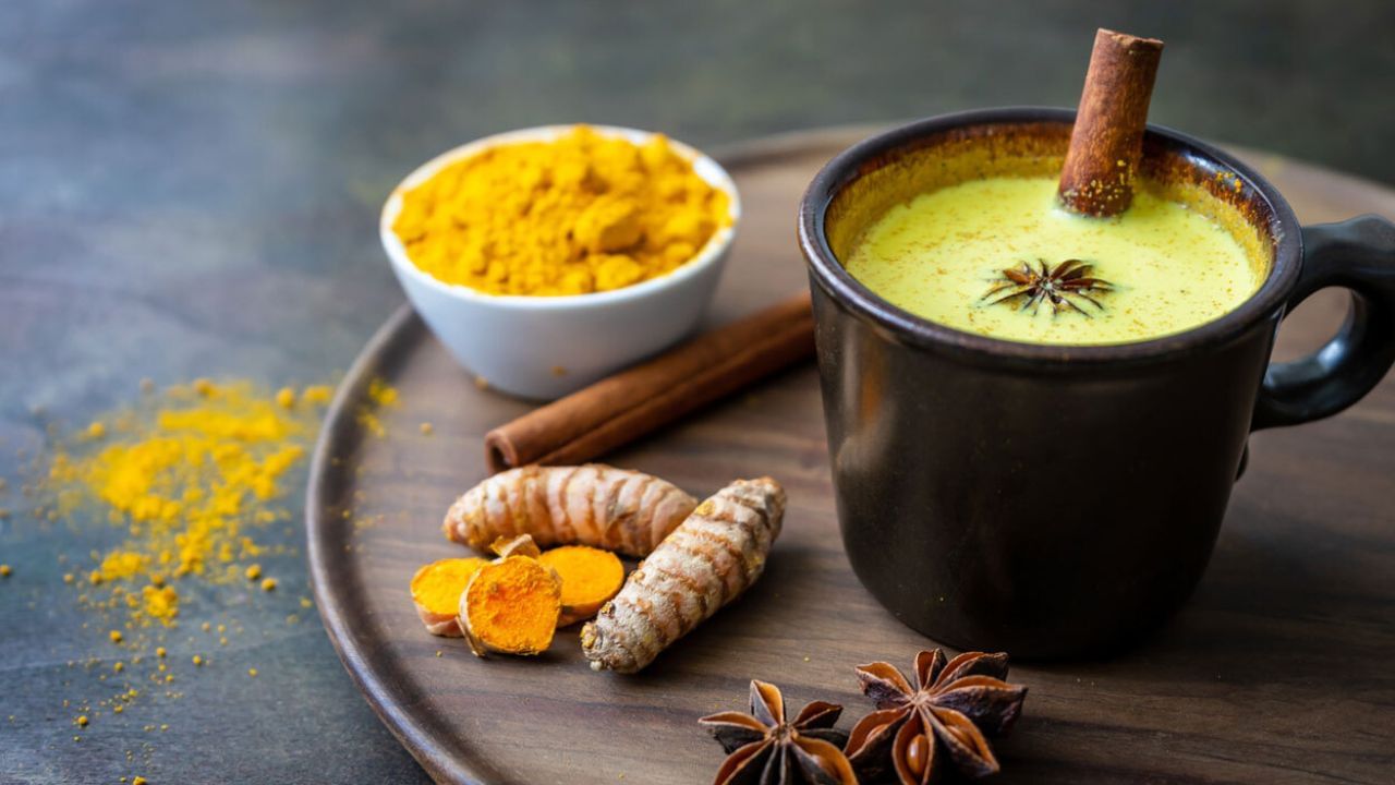ઉનાળામાં હળદરવાળું દૂધ પીવાના ગેરફાયદા: હળદર અને દૂધ બંને ગરમ તાસીર વાળા હોવાનું માનવામાં આવે છે. ઉનાળામાં જો તેનું વધુ પડતું પ્રમાણ અથવા ખોટા સમયે સેવન કરવામાં આવે તો તે શરીરમાં ગરમી, મોઢામાં ચાંદા અથવા પેટમાં બળતરાનું કારણ બની શકે છે. ગરમ દૂધ પીધા પછી કેટલાક લોકોને વધુ પરસેવો અથવા પેટ ફૂલેલું લાગે છે, ખાસ કરીને જો તે પહેલેથી જ ગરમ તાસીર વાળા હોય.