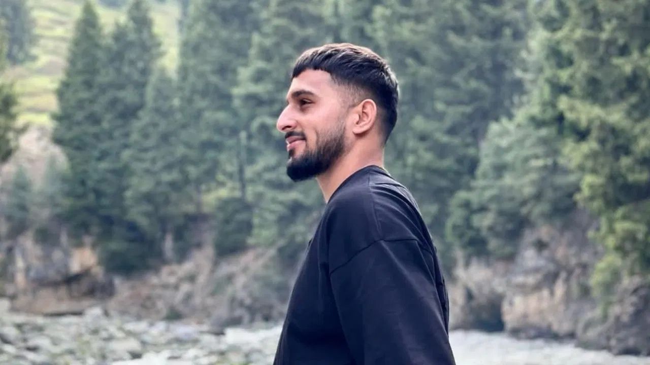 25 વર્ષીય ઉમરાન જમ્મુ-કાશ્મીરના ગુર્જર નગરનો રહેવાસી છે. મીડિયા રિપોર્ટ્સ અનુસાર, આ જમણા હાથનો ઝડપી બોલર કોલકાતા ટીમમાં જોડાયો છે.