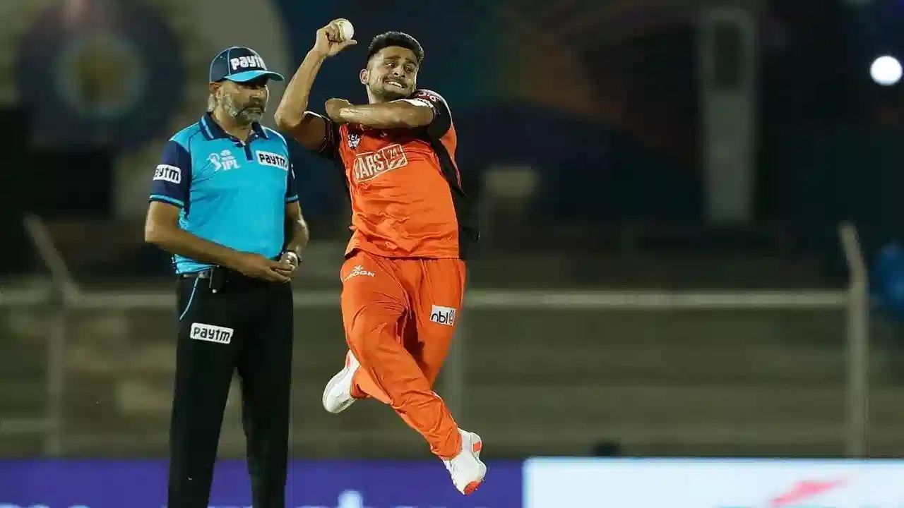 ઉમરાન મલિકે 2021માં સનરાઈઝર્સ હૈદરાબાદ માટે IPLમાં ડેબ્યૂ કર્યું હતું. તેણે પોતાની પહેલી જ મેચમાં 150ની ઝડપે બોલિંગ કરીને હેડલાઈન્સ બનાવી હતી.