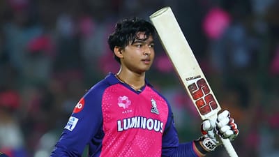 સોમવારની સાંજ IPL 2025માં વૈભવ સૂર્યવંશીની હતી. રાજસ્થાન રોયલ્સના આ યુવાએ ઐતિહાસિક સદીની ઈનિંગ રમી મોટા નામોને પાછળ છોડી દીધા. IPLમાં પોતાની ત્રીજી મેચ રમી રહેલ વૈભવ સૂર્યવંશીએ IPLના ઈતિહાસમાં બીજી સૌથી ઝડપી સદી ફટકારી, તે પણ ફક્ત 37 બોલમાં. વૈભવ સૂર્યવંશી સમગ્ર વિશ્વમાં ક્રિકેટ જગતમાં ચર્ચાનો વિષય બની ગયો છે.