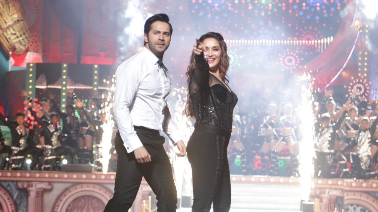 વરુણ ધવનનો જન્મ 24 એપ્રિલ 1987ના રોજ મુંબઈમાં થયો હતો. તેના પિતાનું નામ ડેવિડ ધવન છે. જે એક ફિલ્મ નિર્દેશક છે અને તેની માતાનું નામ કરુણા ધવન છે. વરુણના મોટા ભાઈનું નામ રોહિત ધવન છે, તે પણ એક ફિલ્મ નિર્દેશક છે.