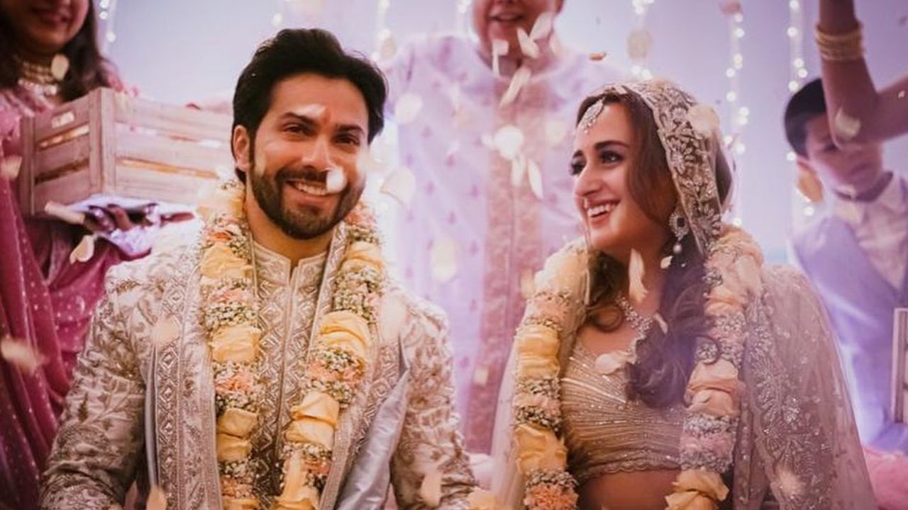 બોલિવુડ અભિનેતા વરુણ ધવન એક ફિલ્મી પરિવારમાંથી આવે છે. તેના પિતાએ પણ અનેક હિટ ફિલ્મો આપી છે. જેમાં કુલી નંબર-1, સાજન ચલે સસુરાલ,સ્વર્ગ, શોલા અને શબનમ, જુડવા, બીબી નંબર 1 સહિત અનેક ફિલ્મો છે.