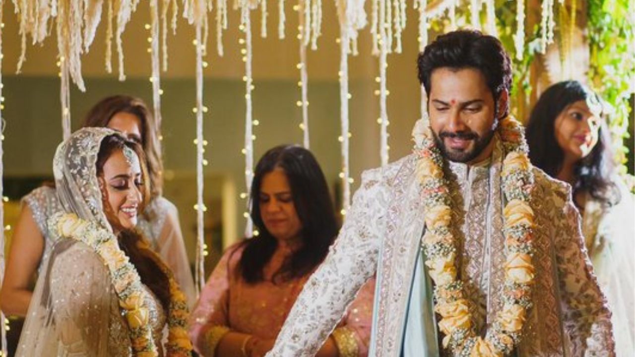 વરુણ ધવન અને નતાશા દલાલના લગ્ન 24 જાન્યુઆરી 2021 ના રોજ થયા હતા.