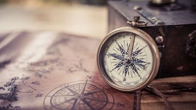 આપણે બધા જ જાણીએ છે કે મુખ્યત્વે ચાર દિશાઓ ઉત્તર, દક્ષિણ, પૂર્વ અને પશ્ચિમ દિશા આવેલી છે. તેમની વચ્ચેના ખૂણાને મધ્યબિંદુ કહેવામાં આવે છે. તે મુજબ દક્ષિણ પૂર્વ, દક્ષિણ પશ્ચિમ, ઉત્તર પશ્ચિમ અને ઉત્તર પૂર્વ છે.