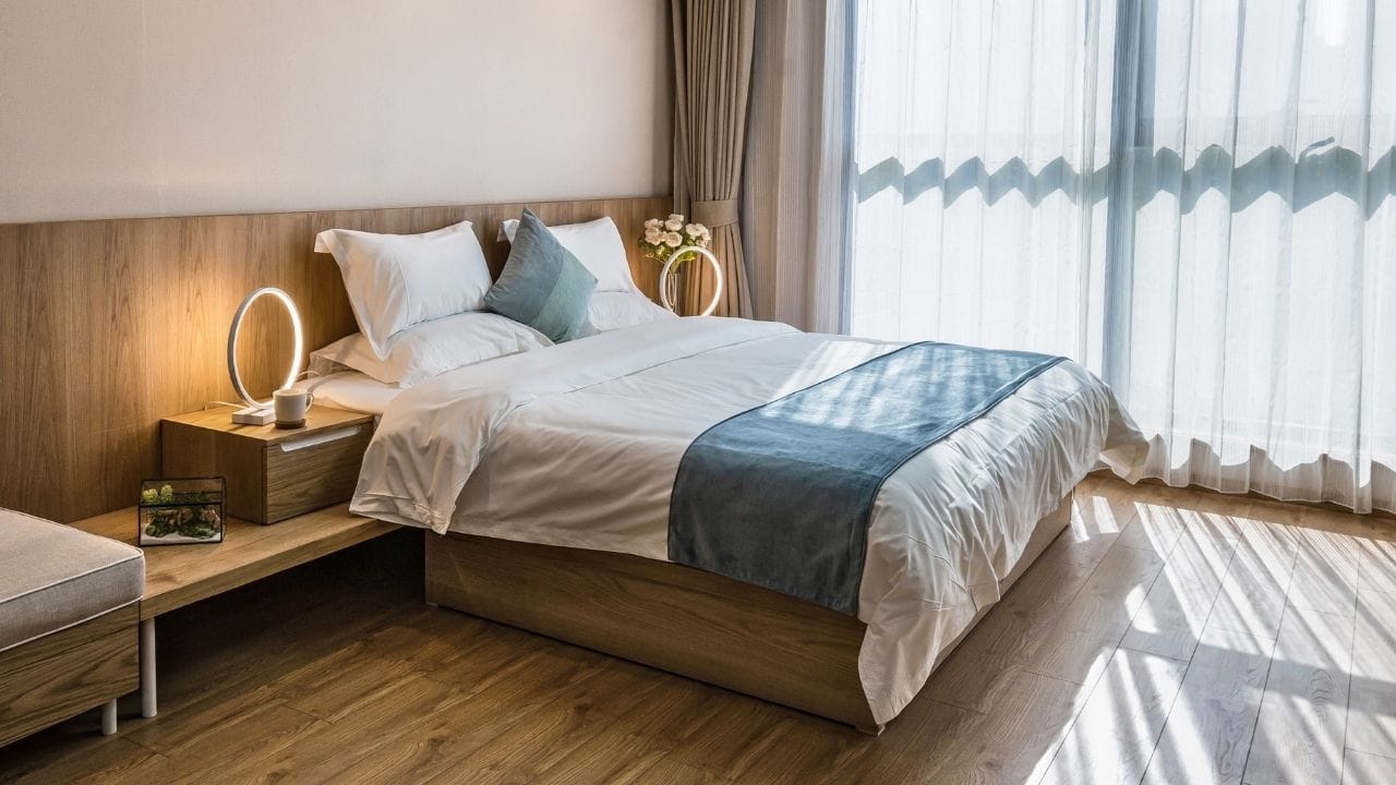 બેડરૂમ દક્ષિણ-પશ્ચિમ દિશામાં હોવો જોઈએ, જે સ્થિરતા અને સારી ઊંઘ પ્રદાન કરે છે.